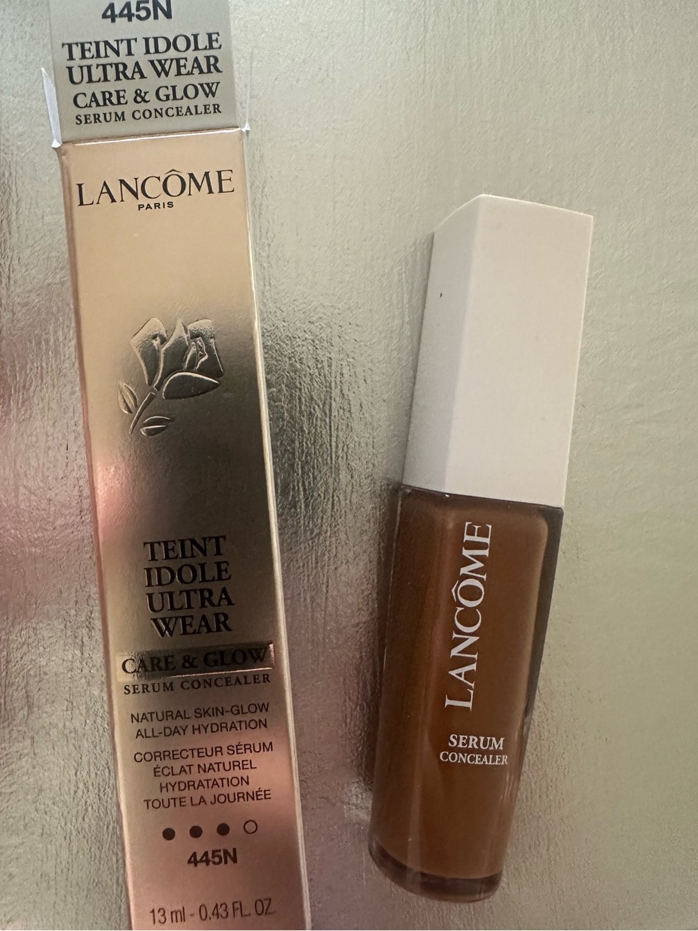 Teint Idole Ultra Wear Care & Glow Serum Concealer — 445N (Warm Brown)